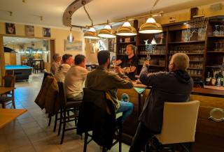 Gesellige Runde in der Bar Achterdeck der Hanse-Kogge Koserow