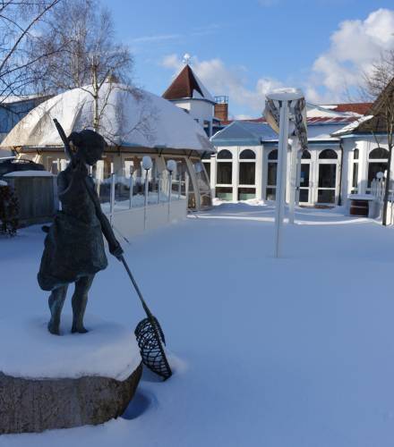 Skulptur vor verschneitem Hotel Hanse-Kogge